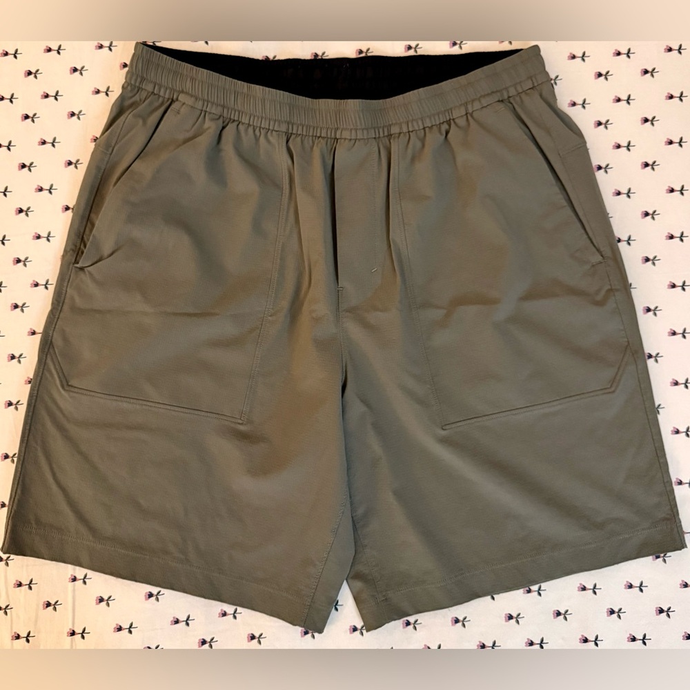 Lululemon Bowline Men’s Shorts – Olive Green – Size L